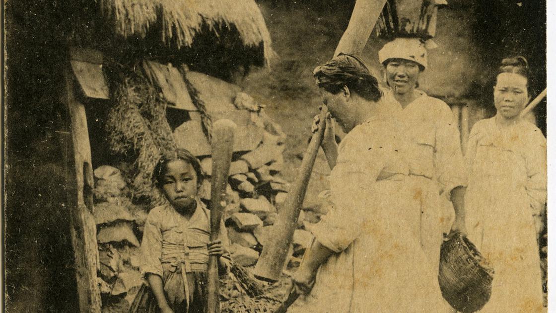 1920년대 쌀을 도정하기 위해 나무 절구통에 절구질하는 모녀_조선풍속 썸네일