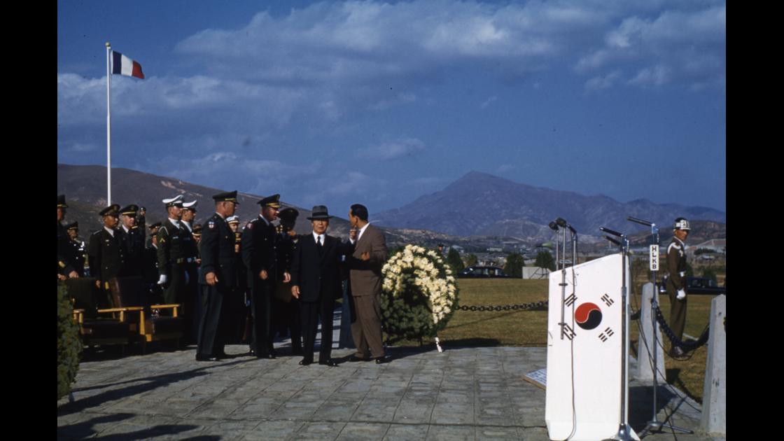 1954년 10월 24일 부산유엔묘지에서 유엔기념일 행사를 마친 뒤 대통령 모습 썸네일