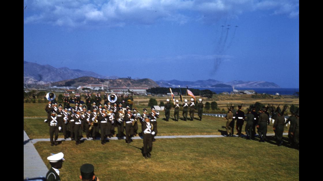 1954년 10월 24일 부산유엔묘지에서 유엔기념일에 군인 사열과 축하비행_1 썸네일