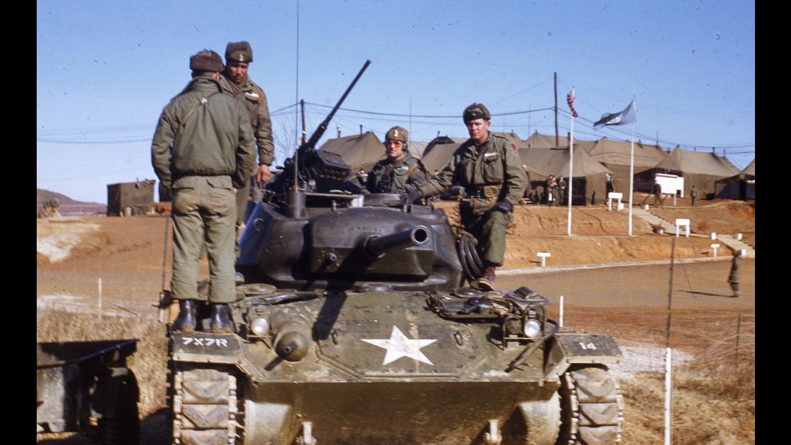1954년 1월 유엔군사령부 송환처리부 입구 송환포로 보호용 탱크 썸네일