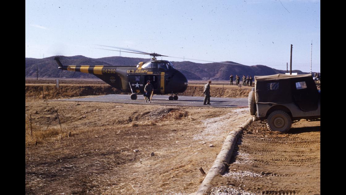 1954년 1월 유엔군사령부 송환처리부 입구에 헬기 착륙 썸네일