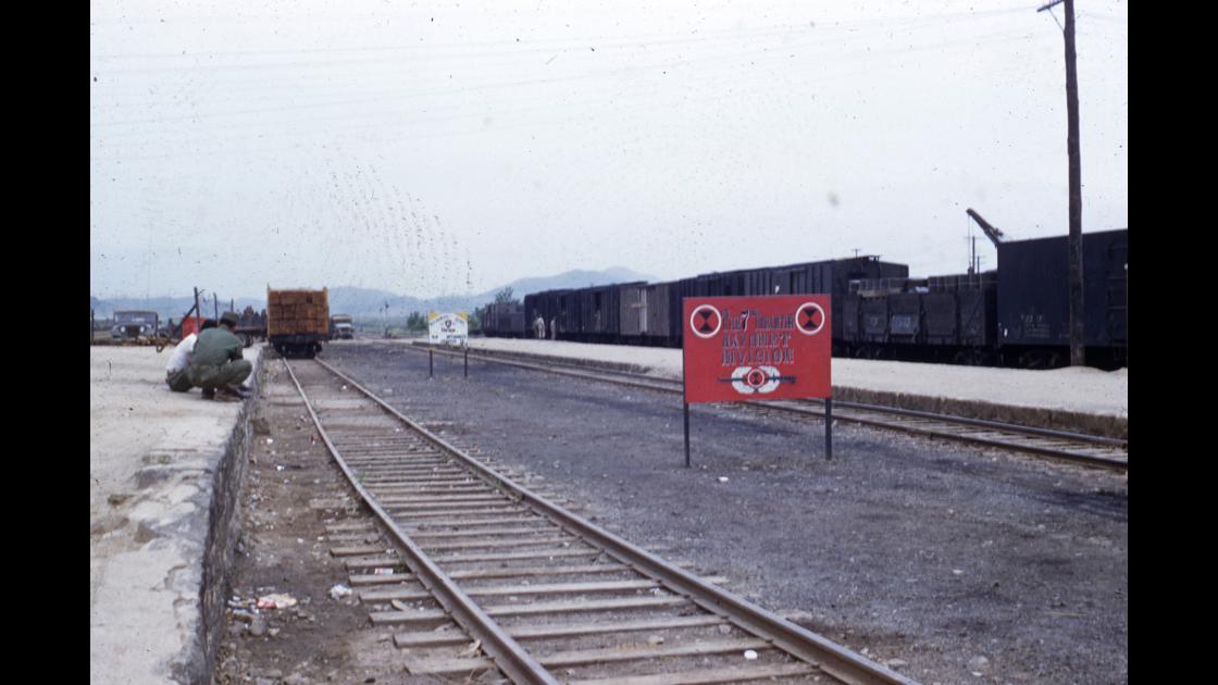 1954년 1월 유엔군사령부 송환처리부 주변 역 구내 철로 썸네일