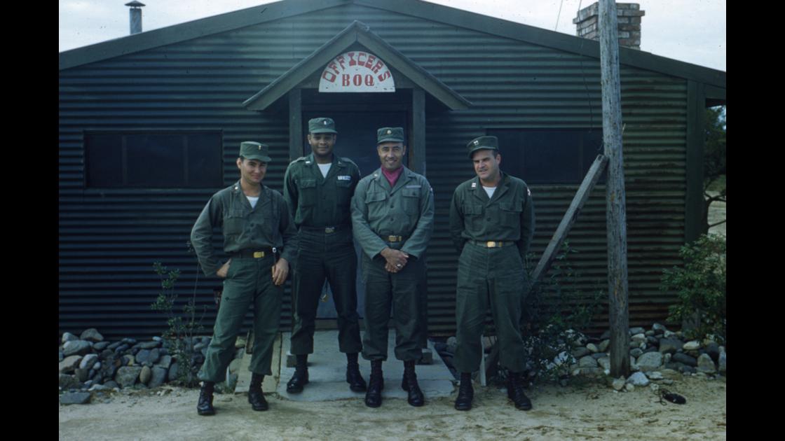 1954년 8월 주한유엔군사령부 135의무대 장교 숙소 앞의 네 미군 썸네일