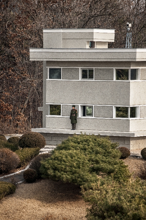 DMZ_건물 앞에 서 있는 북한군 썸네일