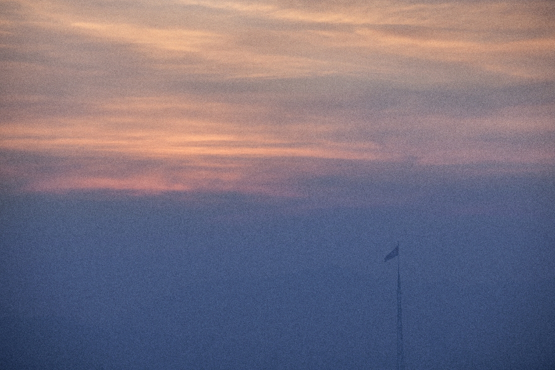 DMZ_인공기와 노을지는 구름 낀 풍경 썸네일